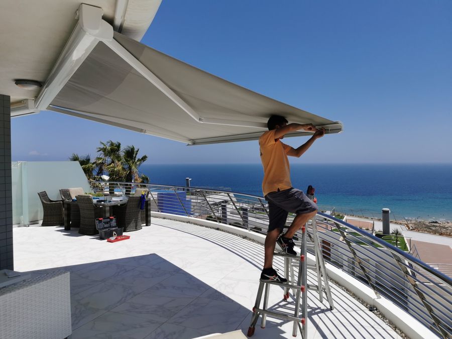 Equipo Toldos Finestrat instalando toldo en terraza con vistas al mar