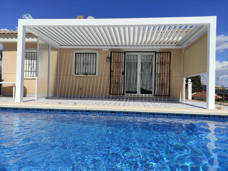Pergola bioclimática junto a piscina Costa Blanca