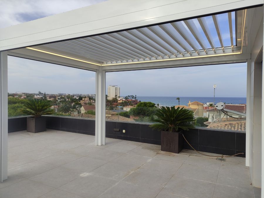 Pergola aluminio con cortinas de cristal terraza