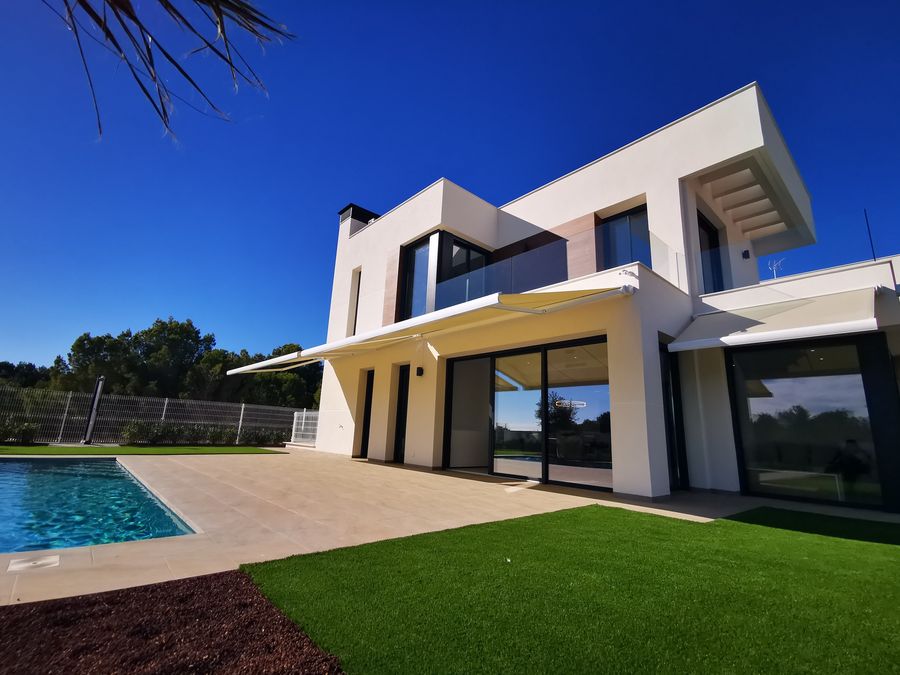 Toldo cofre grande sobre piscina villa moderna